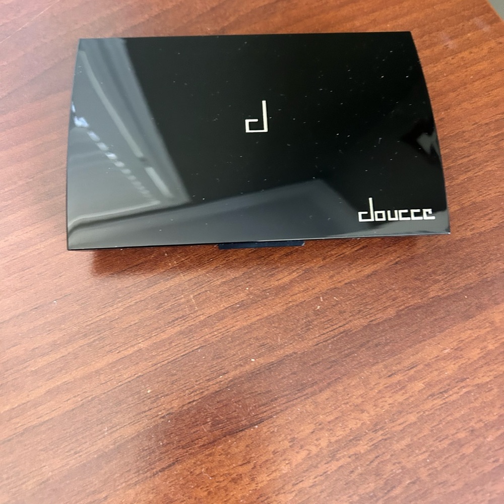 Doucce Black Glossy Compact Palette with Silver Logo